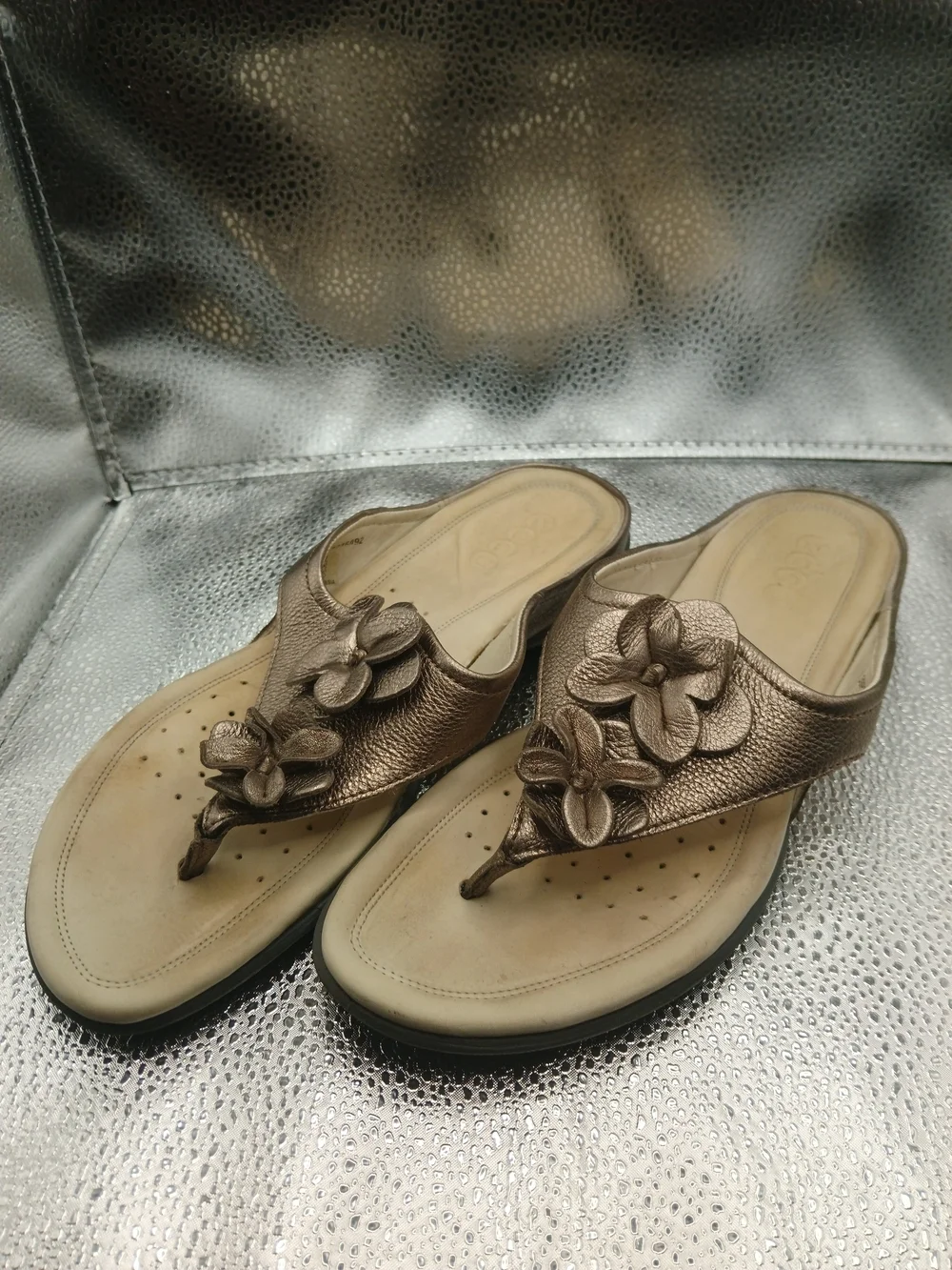 Ecco Bronze Floral Thong Sandals Women's Size 39/8-8.5